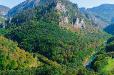 river gorge Tara Karadağ pitoresk dağlarla çevrili. Europe.
