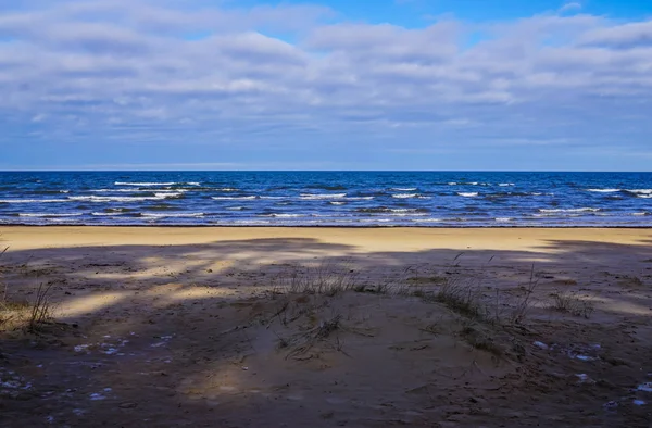 Primavera temprana en la costa del Golfo de Riga en Jurmala. Letonia . — Foto de Stock