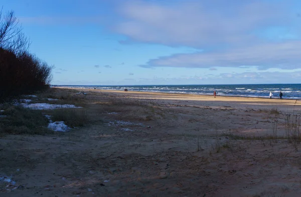 Wczesną wiosną na wybrzeżu Zatoki Ryskiej w Jurmala. Łotwa. — Zdjęcie stockowe