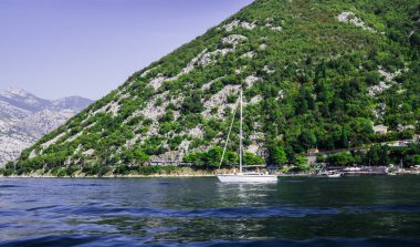 Kotor Koyu'ndaki Karadağ'ın kıyısında güzel bir bakış. Turistler için bir zevk tekne. 22 Eylül 2018.