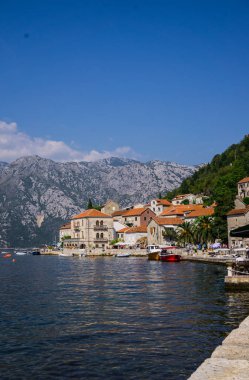 Karadağ'daki sahil Kotor Körfezi manzarasına Perast, set of. 22 Eylül 2018.