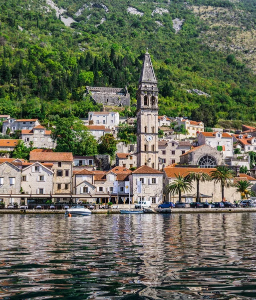 Bella vista sul terrapieno di Perast, sulla costa della baia di Kotor in Montenegro. settembre 22, 2018 . — Foto Stock