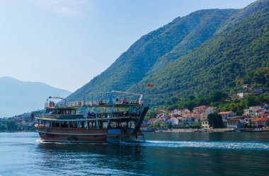 Kotor Koyu'ndaki Karadağ'ın kıyısında güzel bir bakış. Turistler için bir zevk tekne. 22 Eylül 2018.