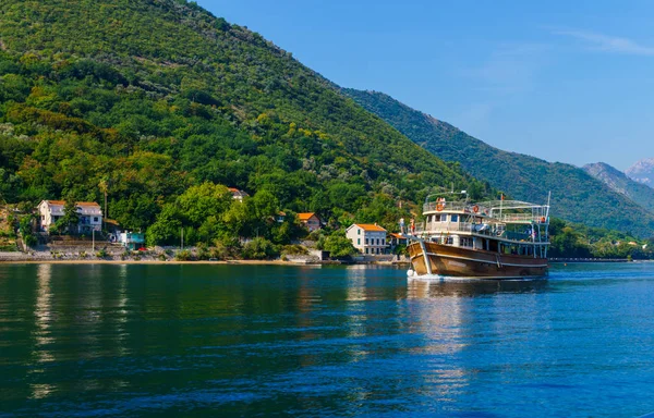 Bella vista sulle rive della baia di Kotor in Montenegro. Una barca da diporto per turisti. settembre 22, 2018 . — Foto Stock