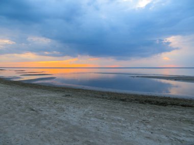Jurmala.Baltic deniz, Letonya, Avrupa'nın Riga Körfezi kıyısında alacakaranlık akşam.