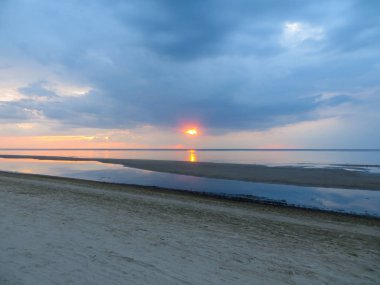 Jurmala.Baltic deniz, Letonya, Avrupa'nın Riga Körfezi kıyısında alacakaranlık akşam.