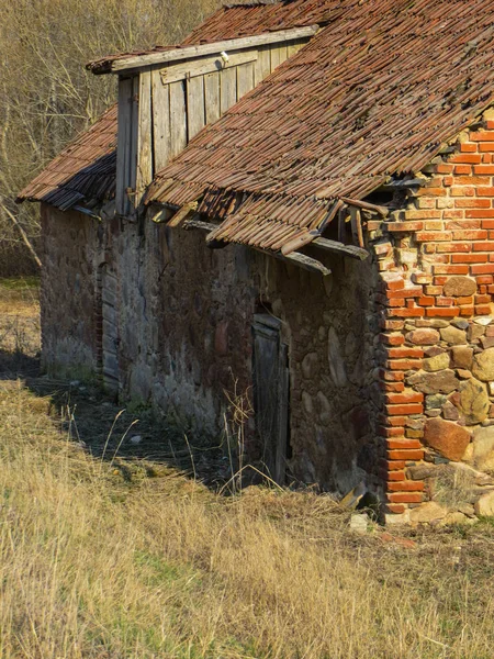 Old building of a collapsed barn in a field on a farm in Latvia. — Stock Photo, Image