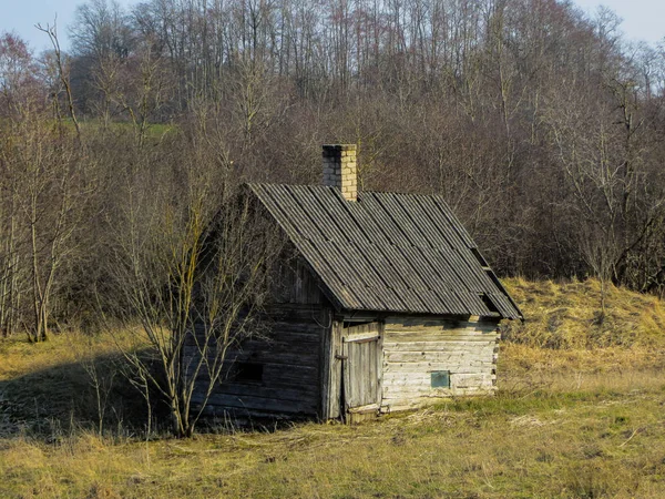 Letonya'da bir çiftlikte bir alanda yayılan bir hamamın eski binası. — Stok fotoğraf