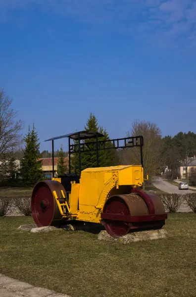 Starý silniční bruslařský kluziště, vyrobený uprostřed minulého století. Výstava muzea. 7. duben 2019. — Stock fotografie