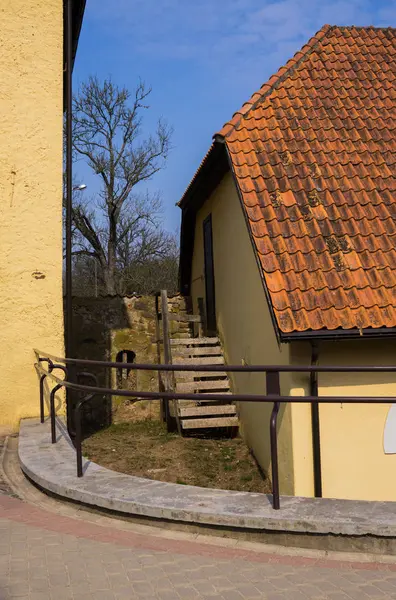 Отремонтированное старое поместье Шлокенбек в Латвии. 7 апреля 2019 . — стоковое фото