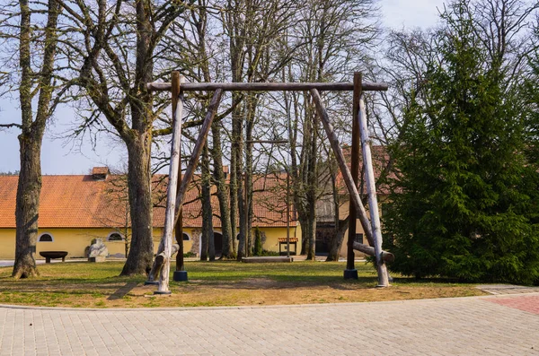 Odnowiony stary dwór Shlokenbek na Łotwie. drewniana huśtawka. 7 kwietnia 2019. — Zdjęcie stockowe