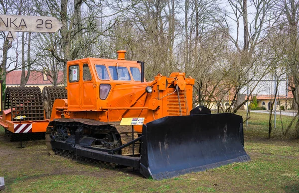 Antiguo tractor para la realización de trabajos agrícolas en un campo en una granja.7 abril 2019.Letonia . — Foto de Stock