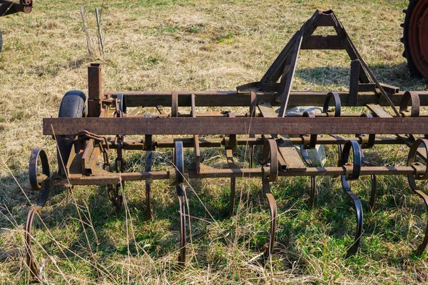 Oude apparatuur voor landbouwwerkzaamheden in het veld. Op de boerderij. — Stockfoto