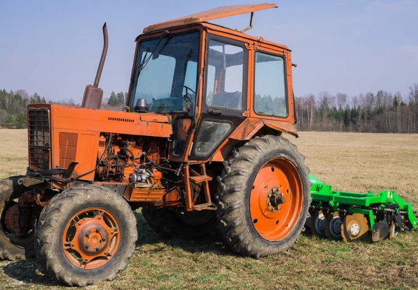 Старый трактор для проведения сельскохозяйственных работ в поле на ферме . — стоковое фото
