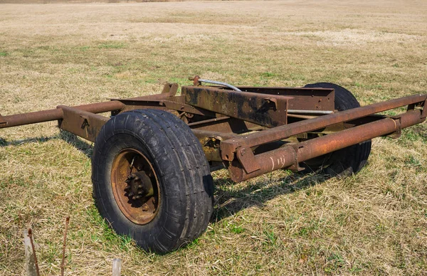 Gammal utrustning för jordbruksarbete inom området. På gården. — Stockfoto