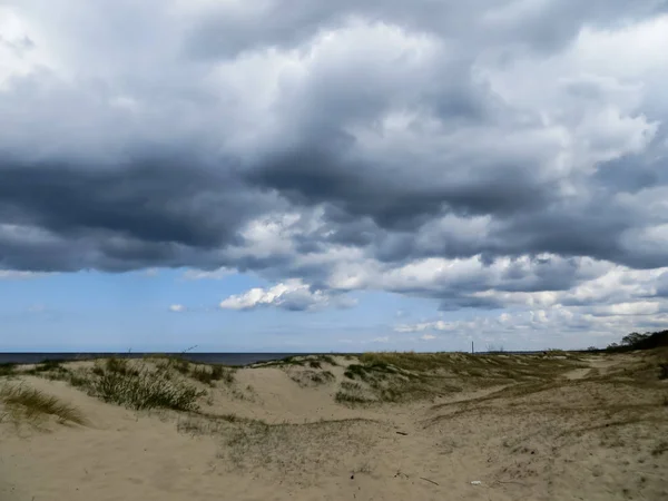 Schöne Aussicht auf den Golf von Riga im zeitigen Frühling, in Erwartung von Gewittern. — Stockfoto