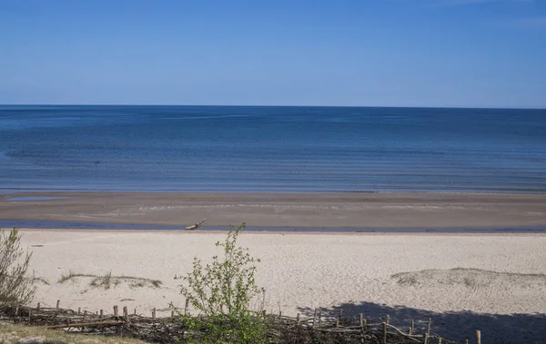 Schöne Aussicht auf den Golf von Riga im zeitigen Frühling. Das Meer ist ruhig. — Stockfoto