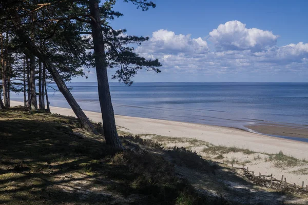 Piękny widok na Zatokę Ryską wczesną wiosną. Morze jest spokojne. — Zdjęcie stockowe