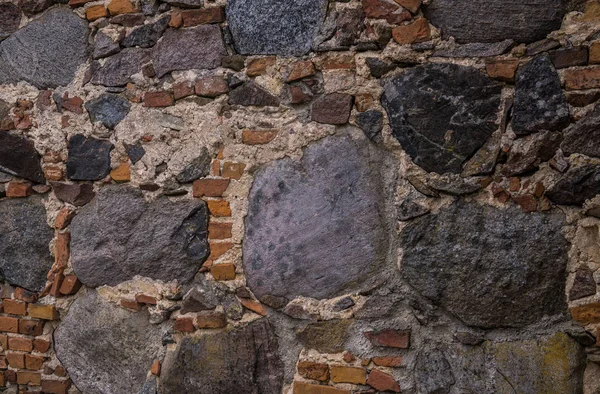 A parede de alvenaria do velho solar Shlokenbek de pedras na Letônia . — Fotografia de Stock