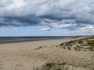 Erken ilkbaharda Riga Körfezi'nin güzel görünümü, gök gürültülü sağanak beklentisiyle.