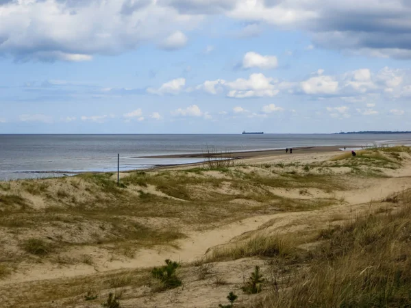 Hermosa vista del Golfo de Riga a principios de primavera, en previsión de tormentas eléctricas . — Foto de Stock