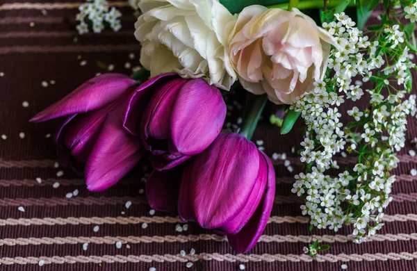 Stále ještě život fialových a bledých růžových tulipány s větvičky. — Stock fotografie