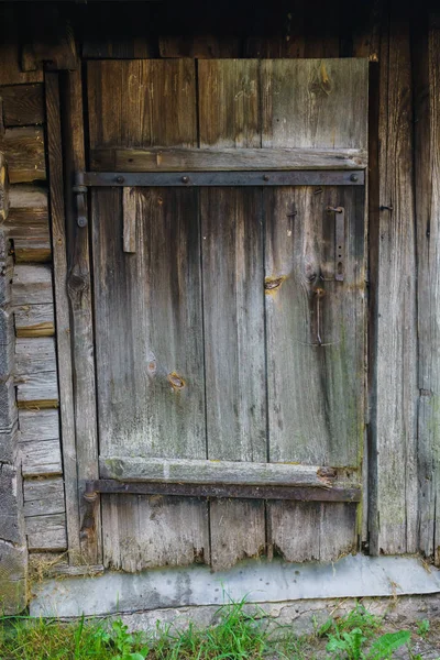 Puerta de madera vieja de las tablas en el baño . — Foto de Stock