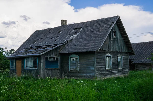 Vecchi edifici tradizionali abbandonati nel paese.Country life . — Foto Stock