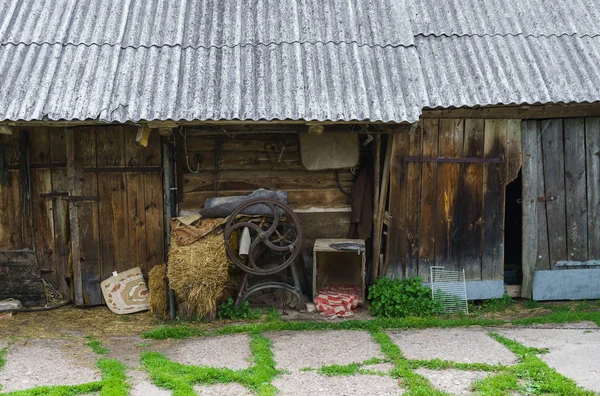 Régi tradicionális elhagyott épületek községben. — Stock Fotó