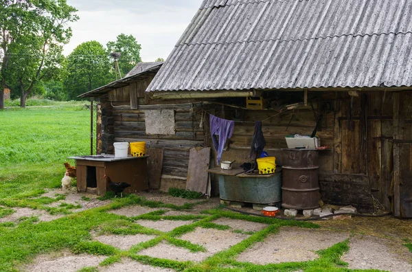 村の古い伝統的な放棄された建物。田舎暮らし. — ストック写真