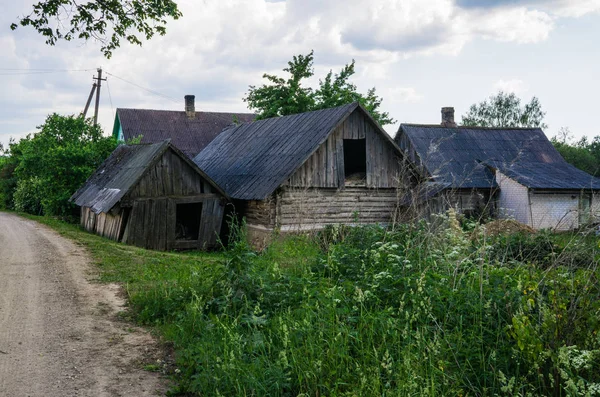 Vecchi edifici tradizionali abbandonati nel paese.Country life . — Foto Stock