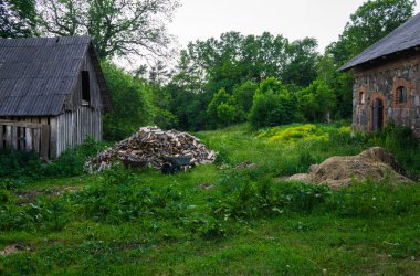 Köyde eski geleneksel terk edilmiş binalar. Ülke hayatı.