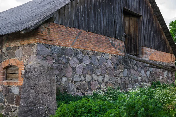 Anciennes constructions traditionnelles abandonnées dans le village.Vie rurale . — Photo