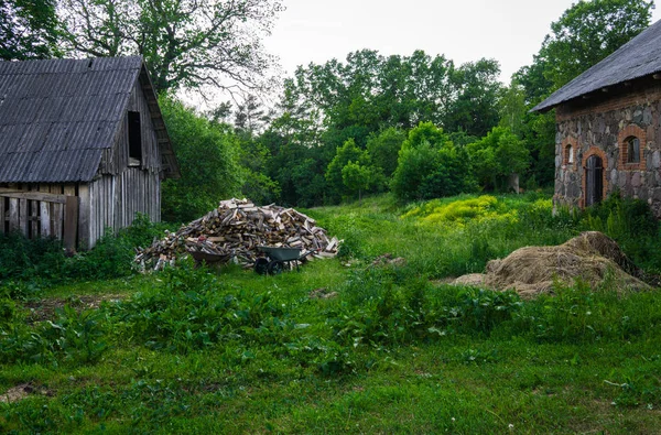 Köyde eski geleneksel terk edilmiş binalar. Ülke hayatı.