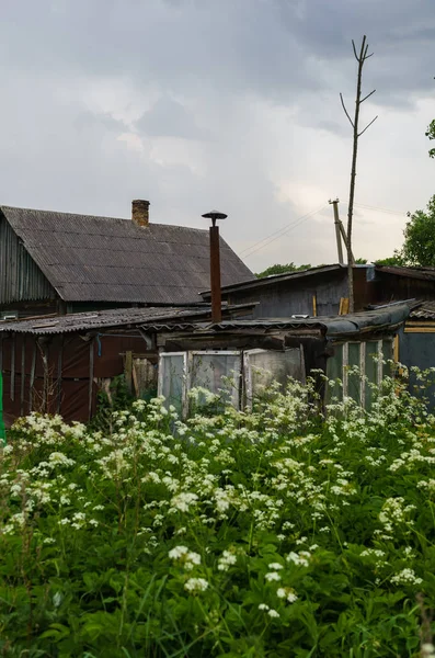 Stare, tradycyjne Opuszczone budynki w wiosce. Życie w kraju. — Zdjęcie stockowe