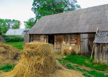 Köyde eski geleneksel terk edilmiş binalar. Köy hayatı. Saman yığını.
