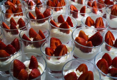 Cam bardak çilek ile krem Restoran tatlı.