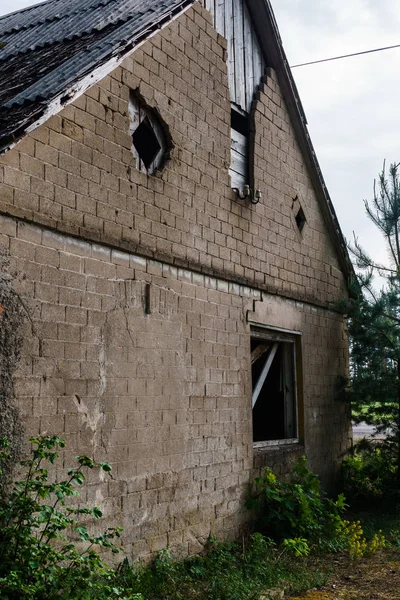 Abandonado, derrumbándose casa en el campo. Agujeros en el techo y paredes . —  Fotos de Stock