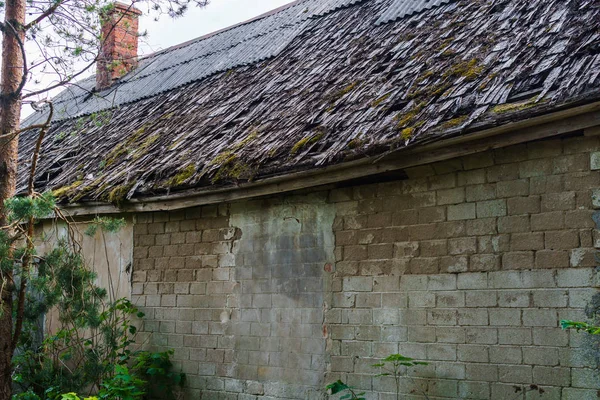 Abandonado, derrumbándose casa en el campo. Agujeros en el techo y paredes . —  Fotos de Stock