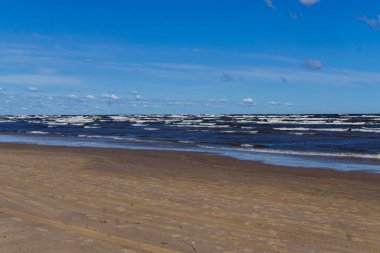 Rüzgarlı bir yaz gününde Dalgalar, Riga Körfezi kıyısında.
