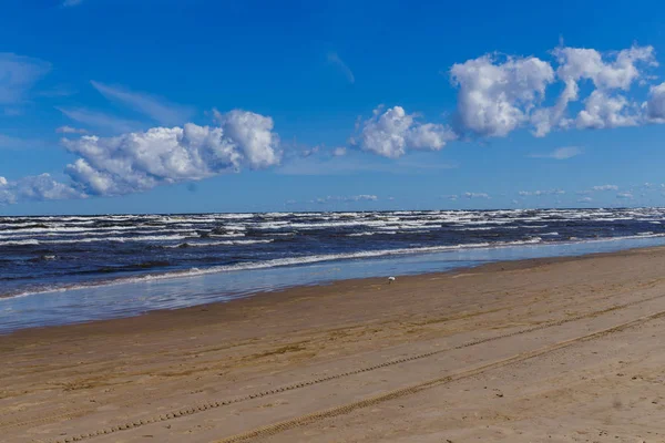 Olas en un día ventoso de verano, en la orilla del Golfo de Riga . — Foto de Stock