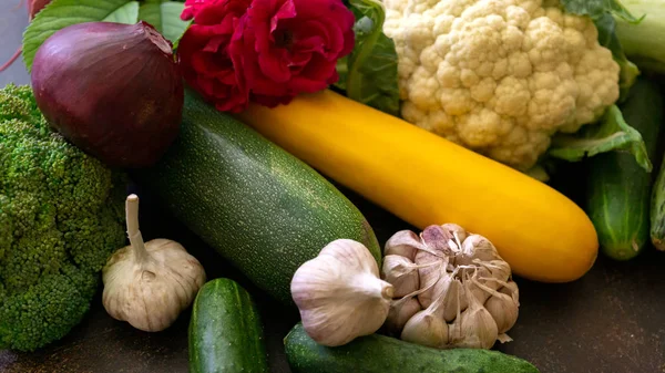 Frisches Gemüse sind Zucchini, Auberginen, Gurken, Zwiebeln, Blumenkohl, Knoblauch und Bohnen auf dem Tisch. — Stockfoto