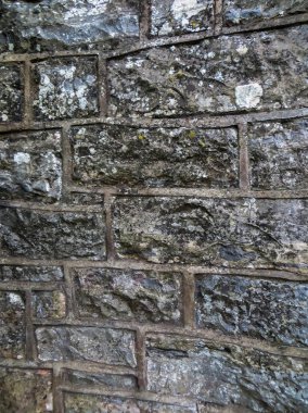 Gri, işlenmiş taşlardan dekoratif astarlı duvar.