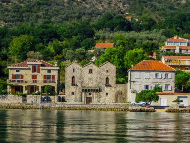 Karadağ'da Kotor Körfezi'nde dağların ve sahilin güzel manzarası.