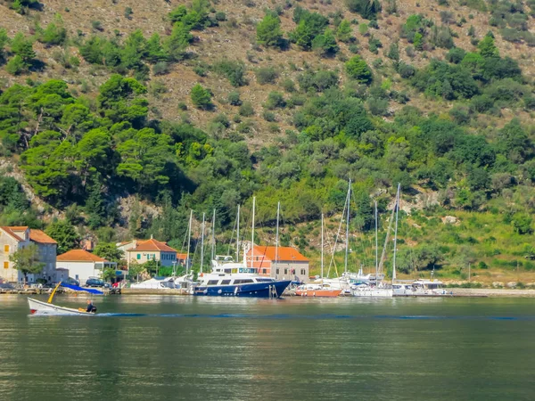 Beautiful views of the mountains and the coast in the Bay of Kotor in Montenegro. — Stock Photo, Image