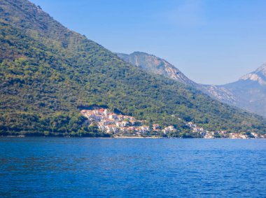 Karadağ'da Kotor Körfezi'nde dağların ve sahilin güzel manzarası.