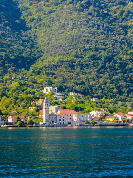 Karadağ'da Kotor Körfezi'nde dağların ve sahilin güzel manzarası.