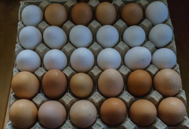 Arka plan beyaz ve kahverengi yerli tavuk yumurtası. Organik gıda.