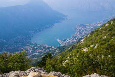 Karadağ, Balkanlar'da sis sisinde Kotor Körfezi'nin panoramik manzarası