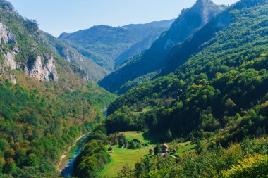 river gorge Tara Karadağ pitoresk dağlarla çevrili. Europe.